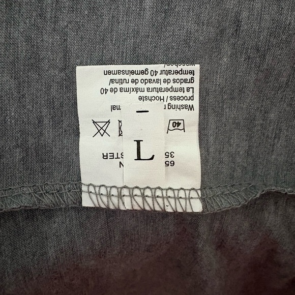 Soft Gray Glitter Look "Love" Red Heart Graphic Tee Size L - Picture 4 of 5